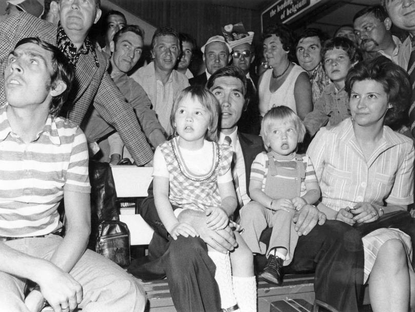 Montreal, 27 agosto 1974: Eddy tiene sulle ginocchia i figli Sabrina e Axel, a destra la moglie Claudine (Getty Images)